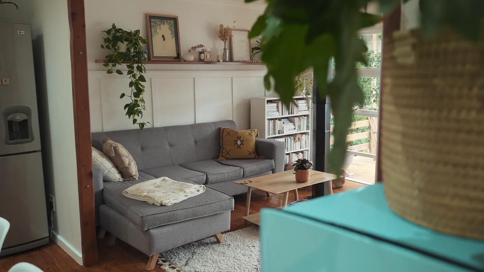 Una sala con plantas y luz de ventana